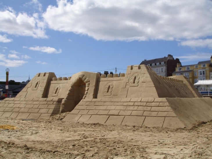 fachada de un hotel hecha de arena 