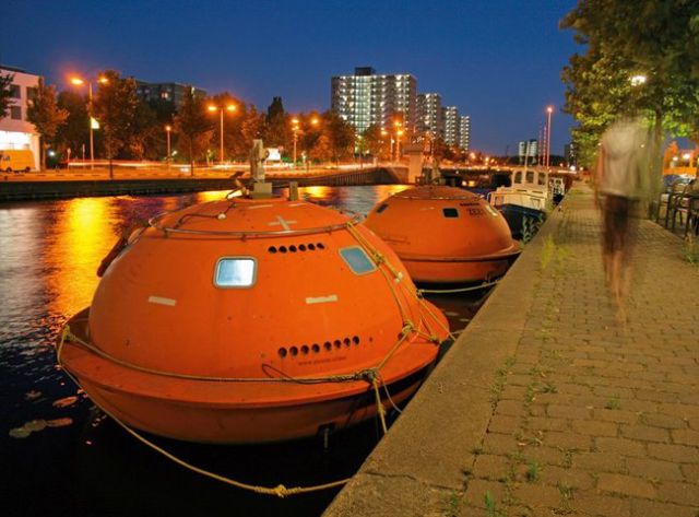 capsula de color naranja anclada a una canal 