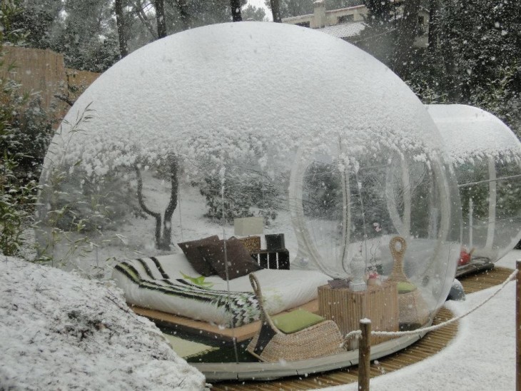 capsula con una cama dentro de ella llena de nieve 