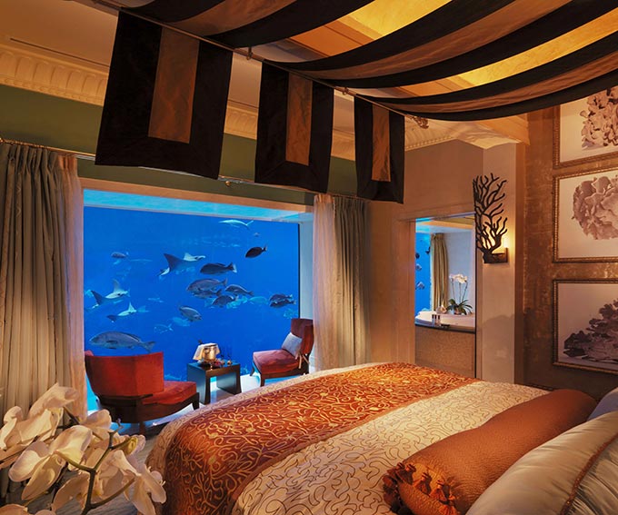 habitación de hotel que esta en medio del mar 
