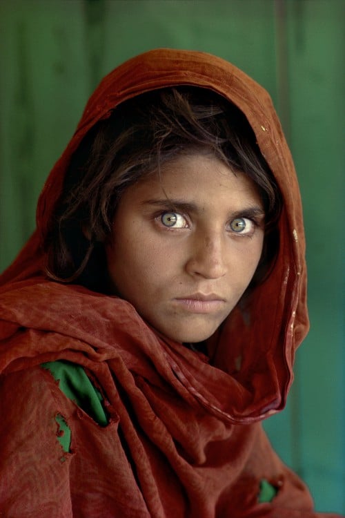 Steve McCurry niña pintada de rojo