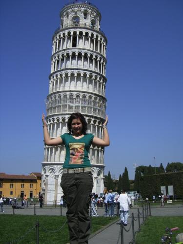 chic sosteniendo la torre de Pisa