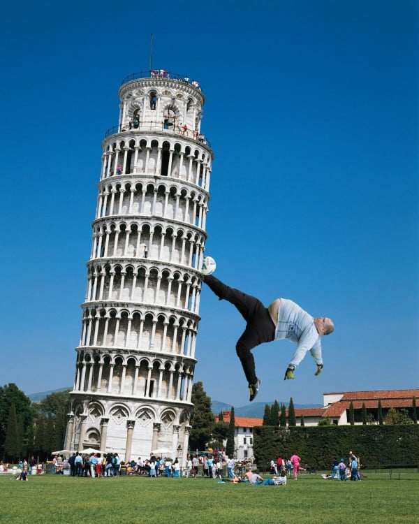 pelado pateando a la torre de Pisa