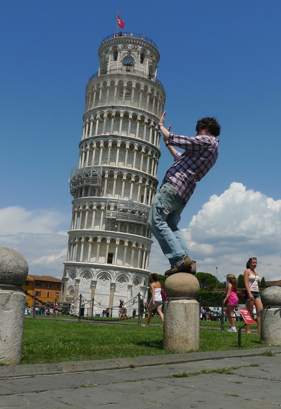 Fotos divertidas sujetando la torre inclinada de Pisa