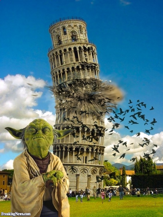 yoda de star wars junto a la torre de Pisa