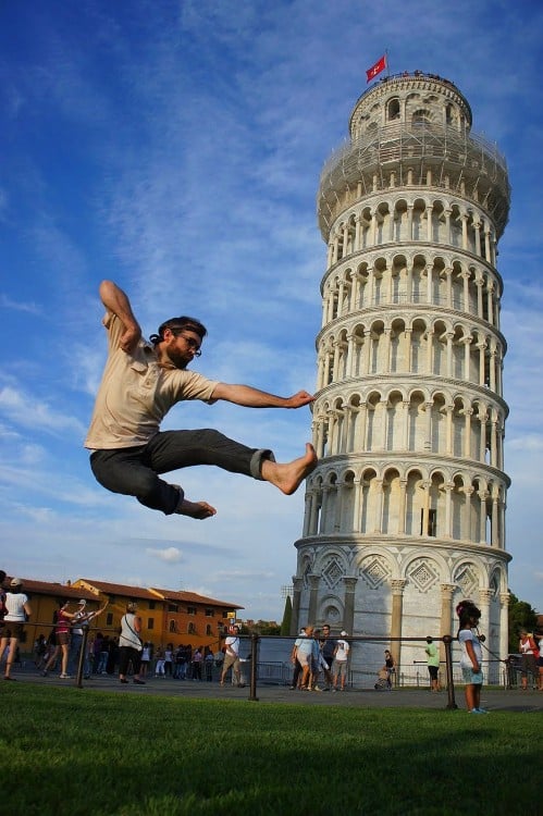 chico da patada voladora a la torre de Pisa