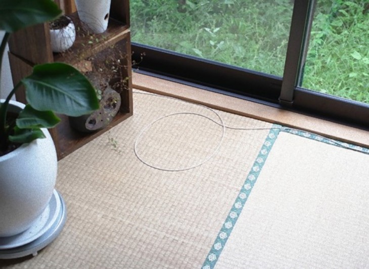 circulo en el piso al lado de la ventana