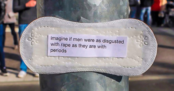 Chica utiliza toallas femeninas para promover feminismo