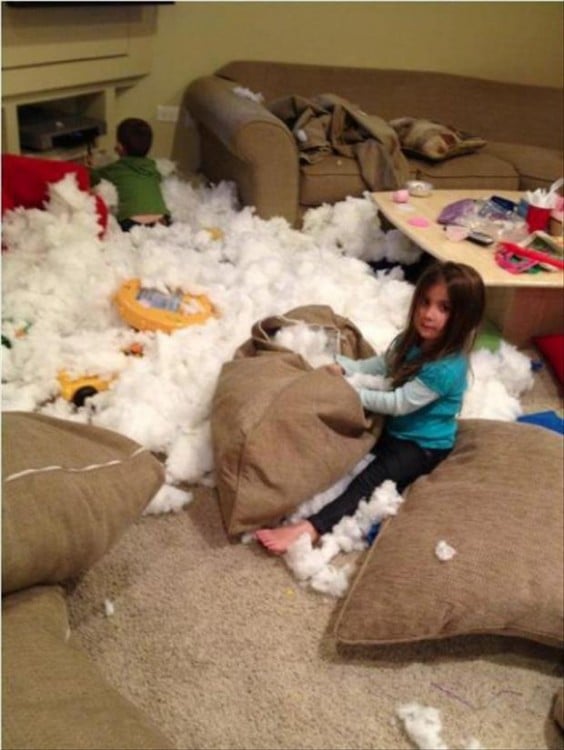 sala con los cojines destruidos y niños jugando en ella 