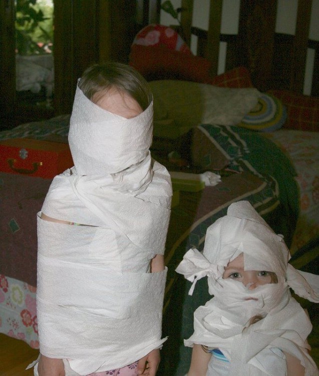 niñas envueltas en papel de baño 