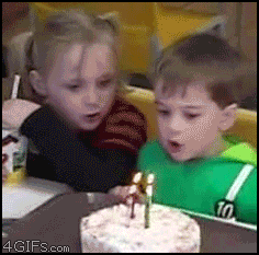 niño soplando la vela de su cumpleaños 