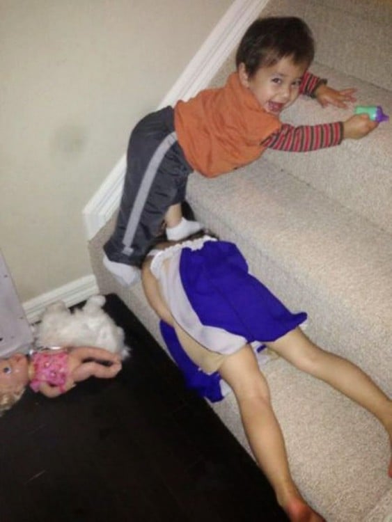 niño aplastando a una niña en las escaleras 