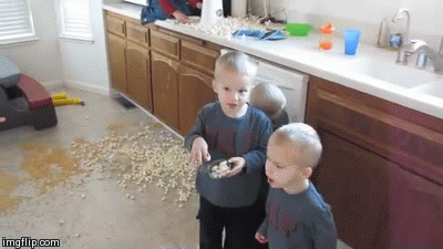 niños llenando la cocina de palomitas de maíz