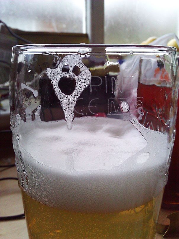 vaso de cerveza con espuma que forma un fantasma 