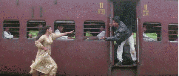 pareja subiendo a un tren en marcha