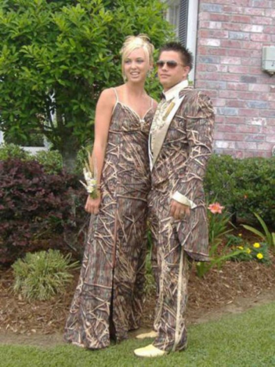 pareja de novios vestidos de manera igual con diseños de piel de víbora 