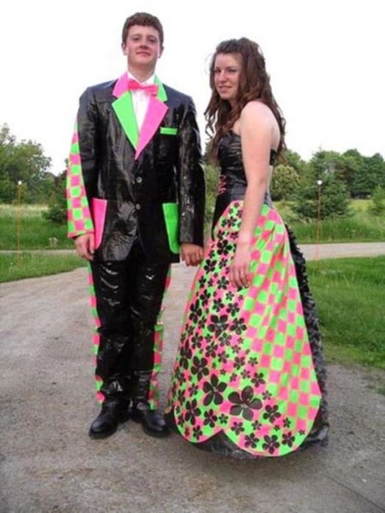 novios usando un traje negro y rombos de color verde y rosa 