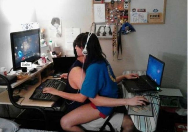 novios sentados jugando en sus computadoras 