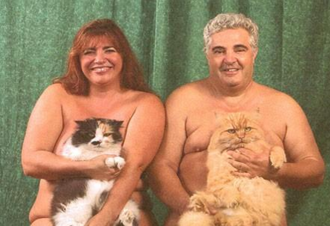 personas desnudas sosteniendo a unos gatos 