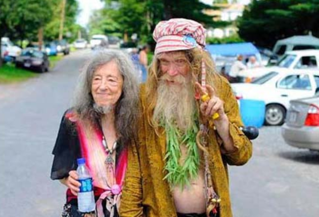 pareja de ancianos hippies en la carretera 