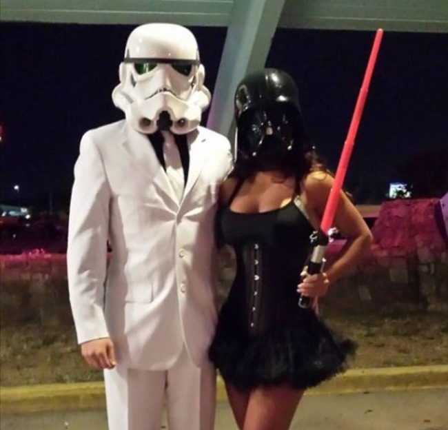 pareja vestida con trajes de star wars 