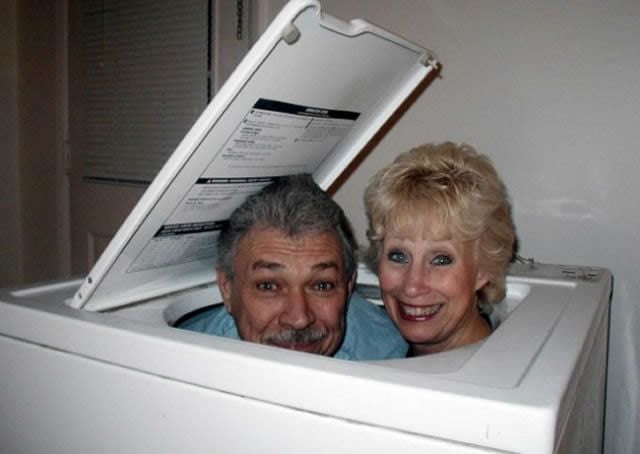 pareja de adultos adentro de una lavadora 