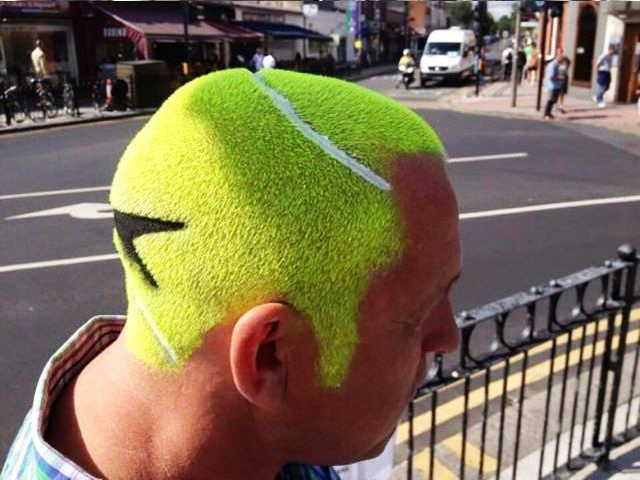 persona con el cabello como una pelota de tenis 