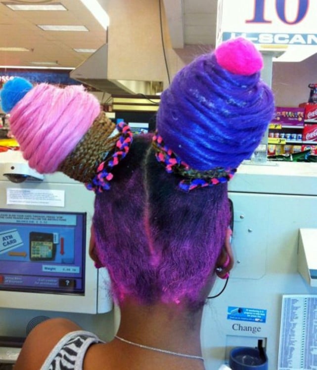 mujer con el cabello como conos de helado 