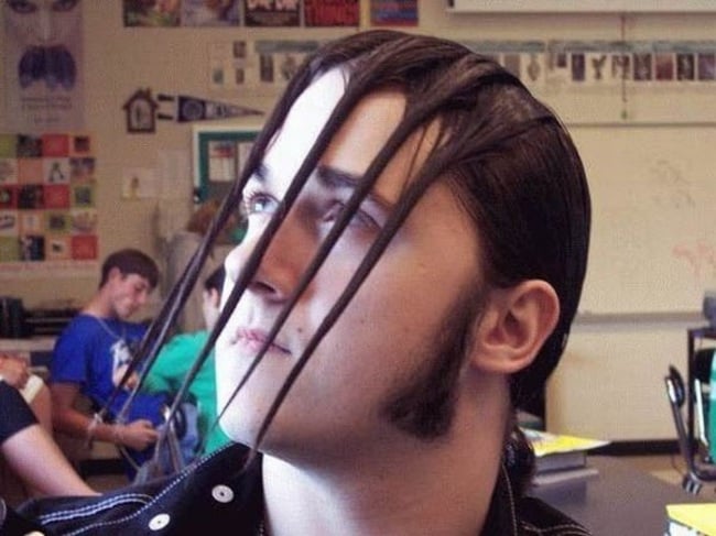 hombre con el cabello en forma de garras 