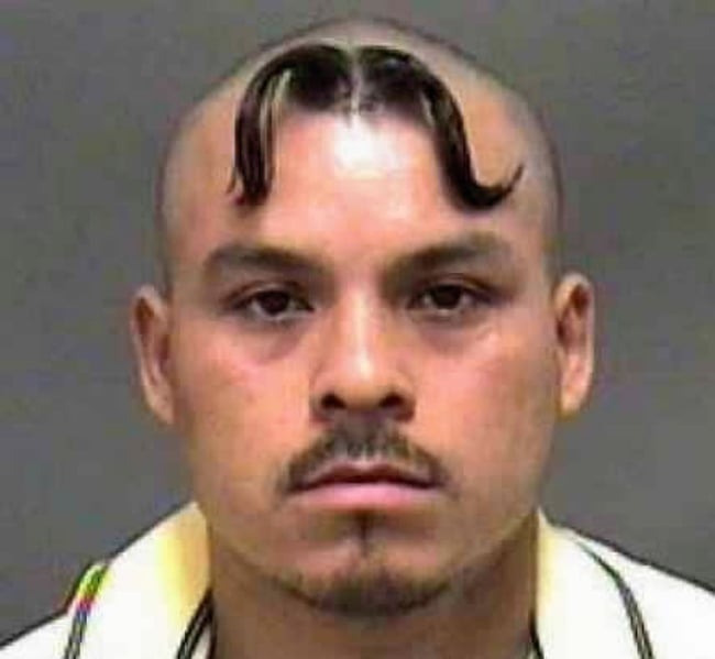 hombre con el cabello en forma de bigote 