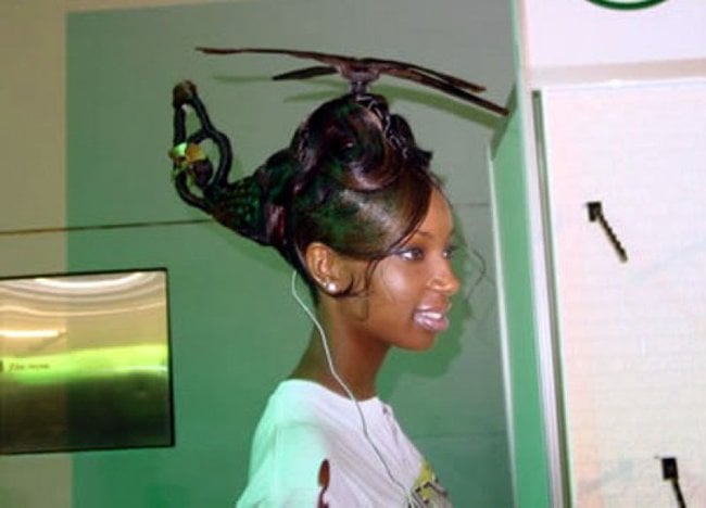 mujer con el cabello en forma de helicóptero 