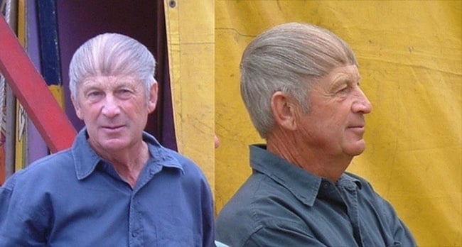 hombre anciano con el cabello peinado de atrás hacia adelante 