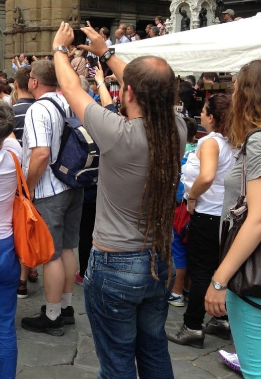 hombre con rastas tomándose una fotografía 