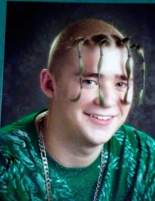 hombre con el cabello trenzado en la parte de la frente 