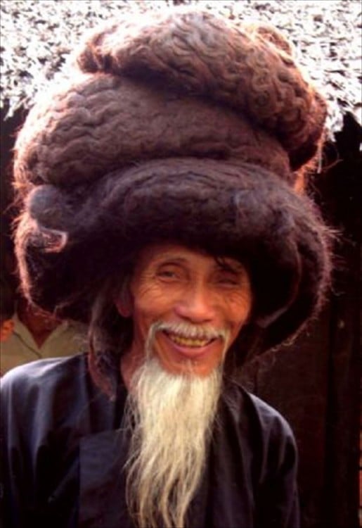 hombre con el cabello que parece caparazón 