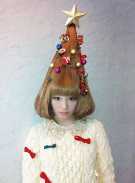 mujer con el cabello en forma de pino de navidad