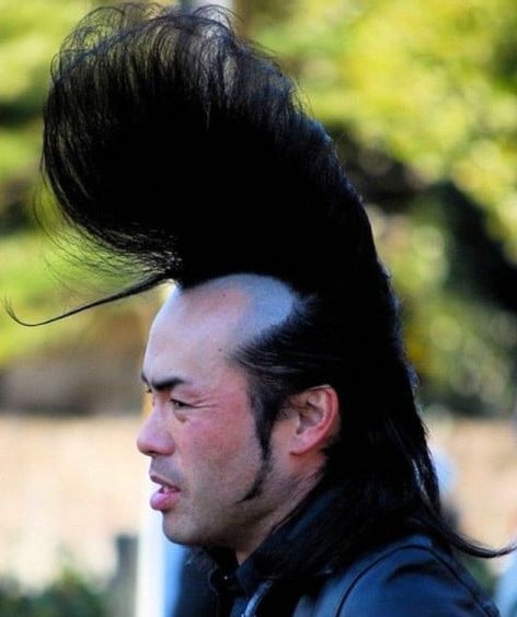 hombre con el cabello largo levantado sobre la frente 