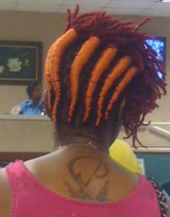 mujer con el cabello en forma de zanahorias 