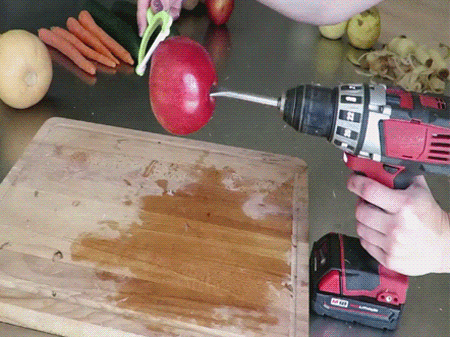pelando la manzana con un taladro