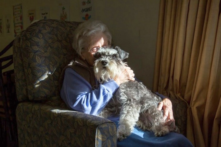 abuela con perro