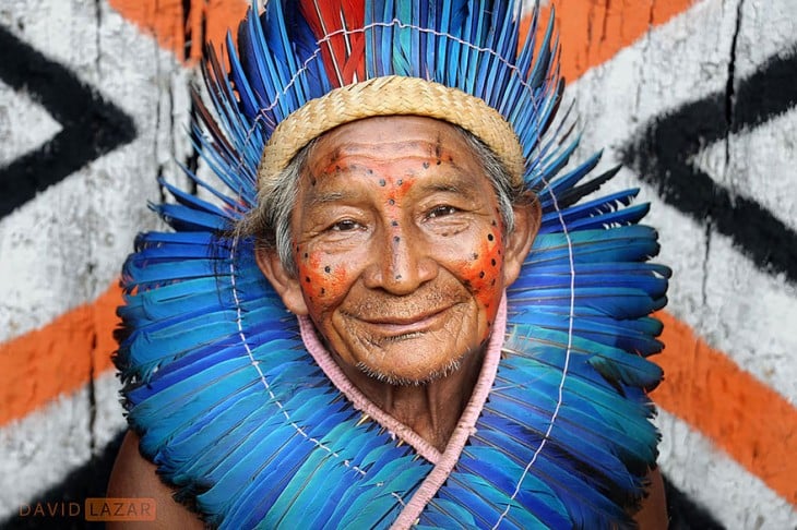 hombre de una tribu brasileña usando un penacho de plumas 