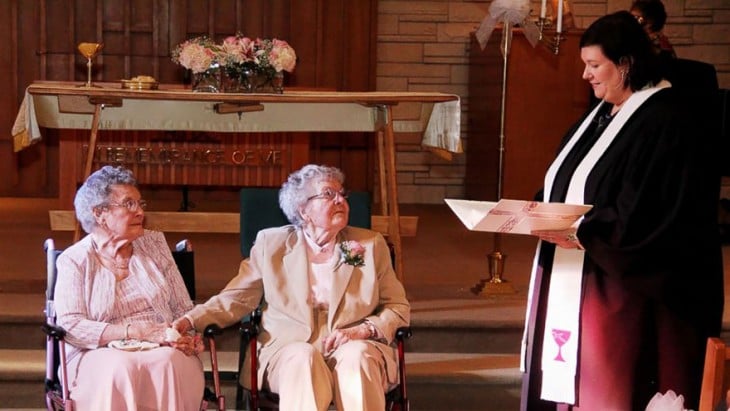 mujeres ancianas en sillas de ruedas junto a un pastor que oficia su boda 