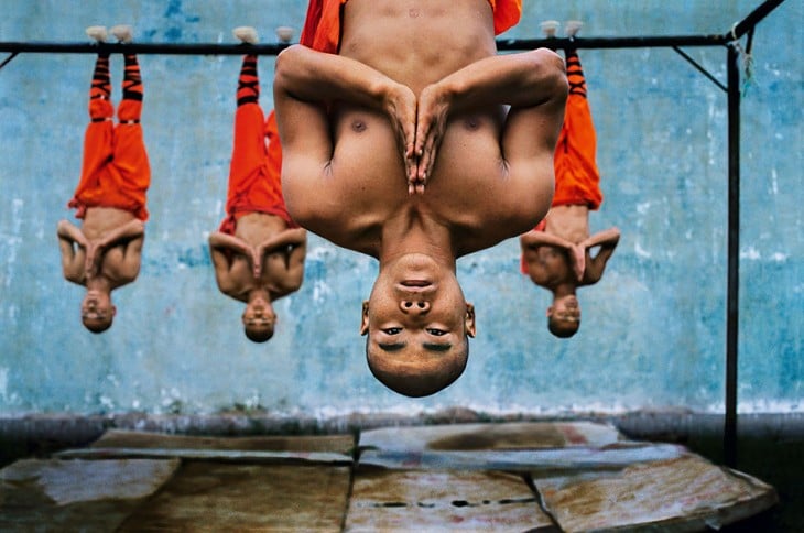 monjes shaolin en formación colgados de unas tablas