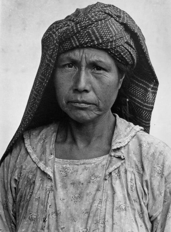 mujer indígena de México usando un reboso en la cabeza 