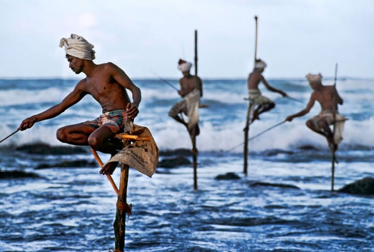 hombres sobre unos zacos pescando en el mar 
