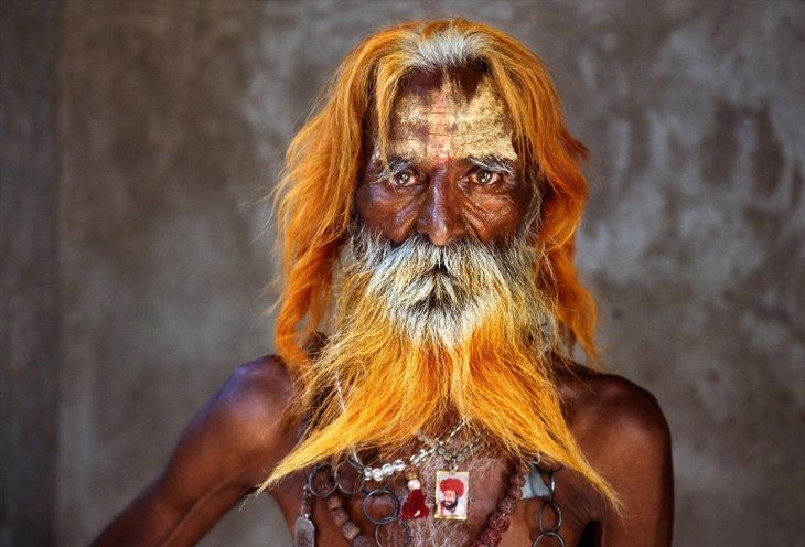 anciano de barba color naranja usando cadenas en su cuello 