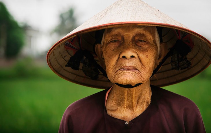 mujer usando un sombrero mientras esta en un campo de cultivo de arroz 