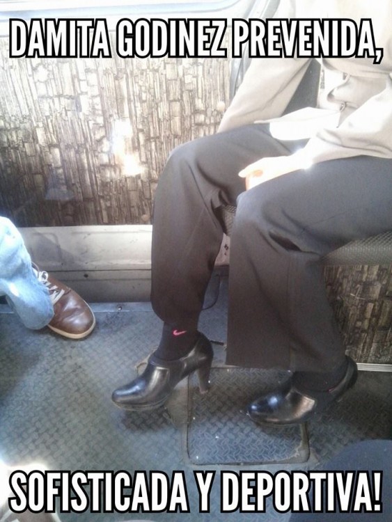 mujer enseñando sus calcetas con tacones en el metro 