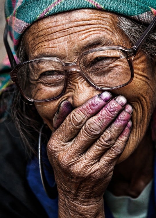 mujer riendo con la boca tapada Réhahn