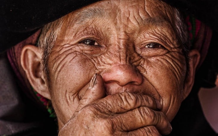 mujer riendo con la boca tapada Réhahn